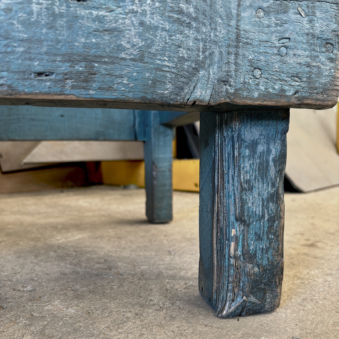 Mesita de madera azul, detalle de pátina de la pintura original