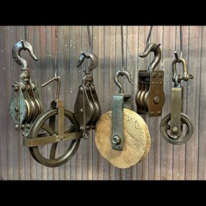 Conjunto de poleas y roldanas antiguas de hierro y madera