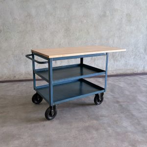 Vista general del carro industrial azul con encimera de arce — isla móvil de cocina