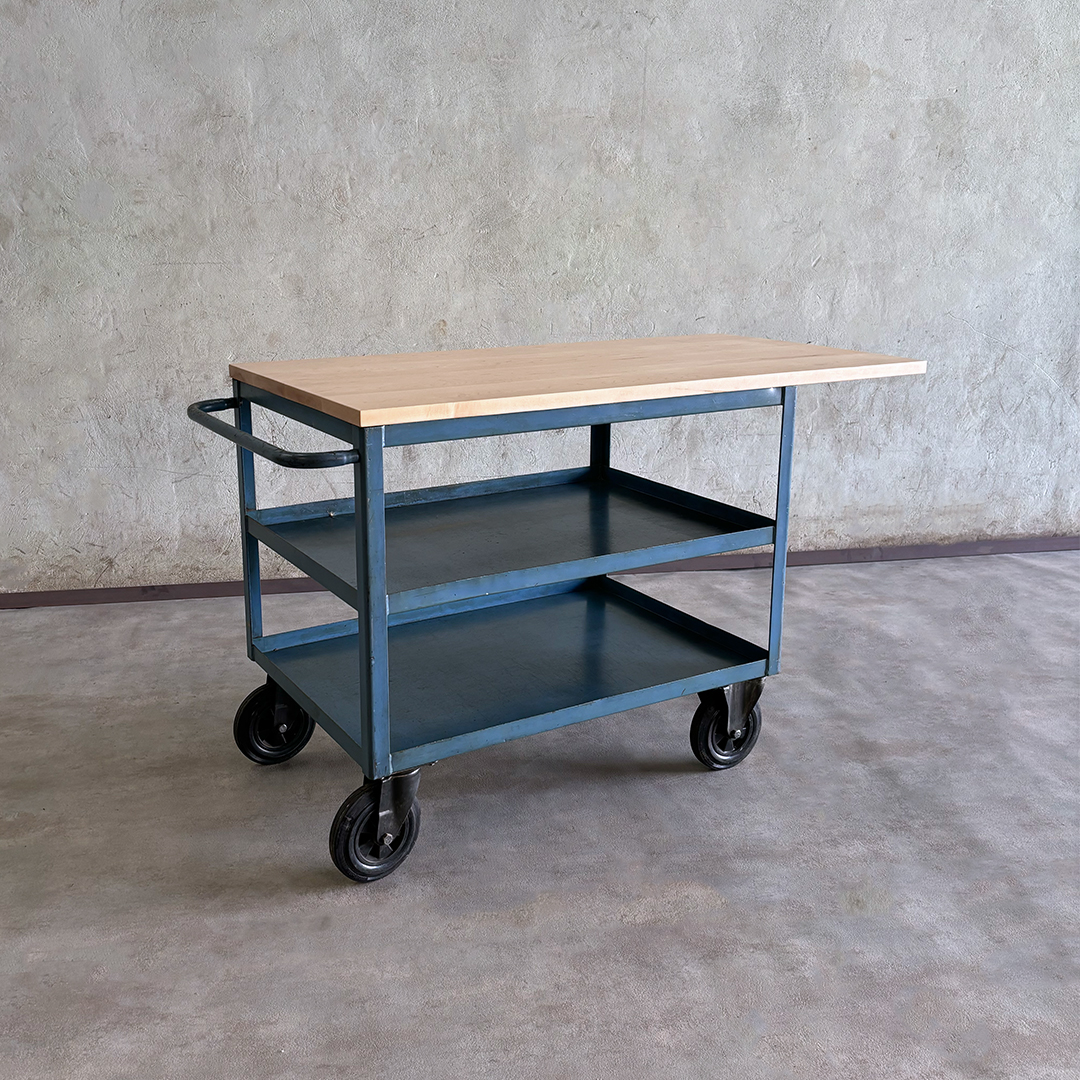 Vista general del carro industrial azul con encimera de arce — isla móvil de cocina