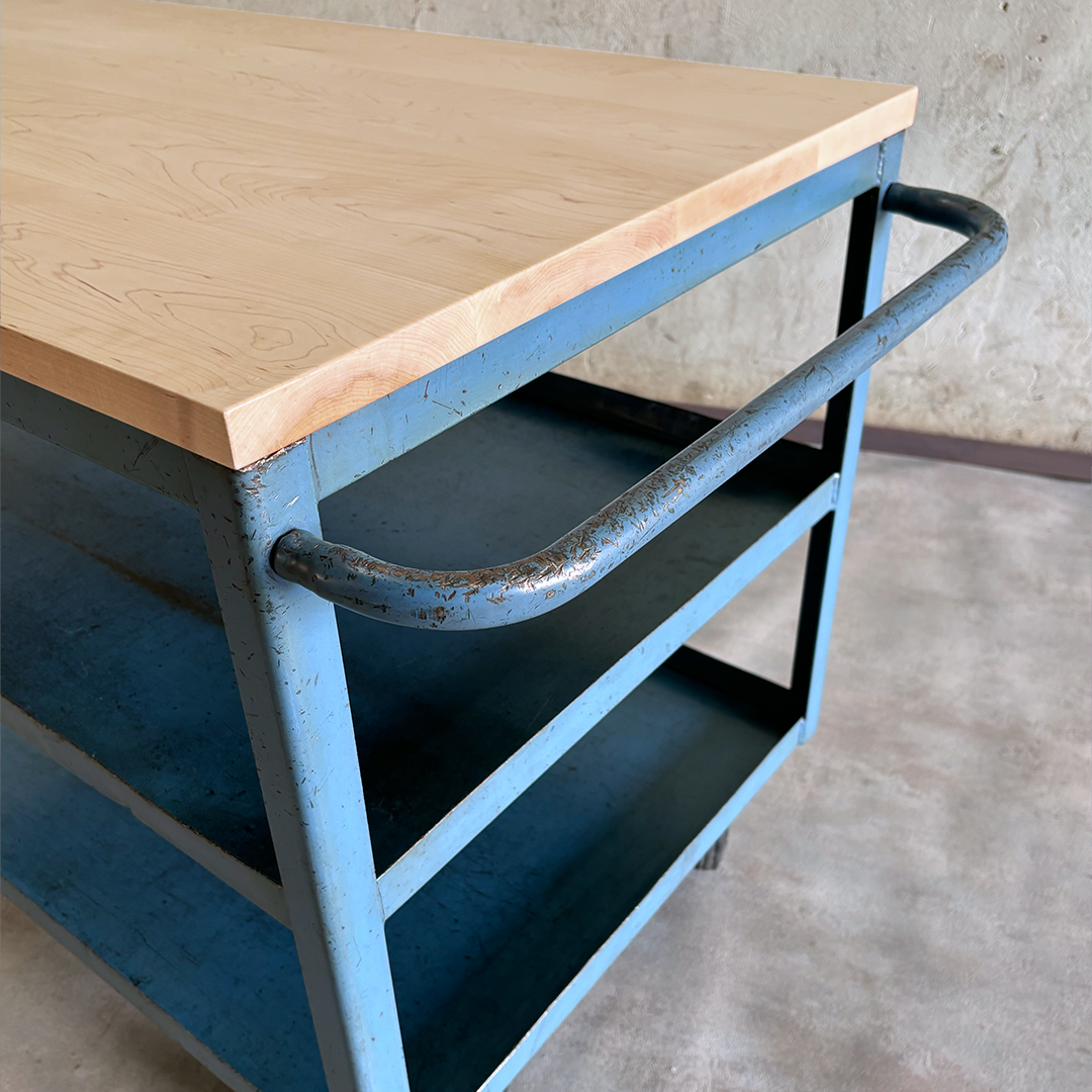 Detalle lateral y asa del carro industrial XL con ruedas y encimera de madera maciza