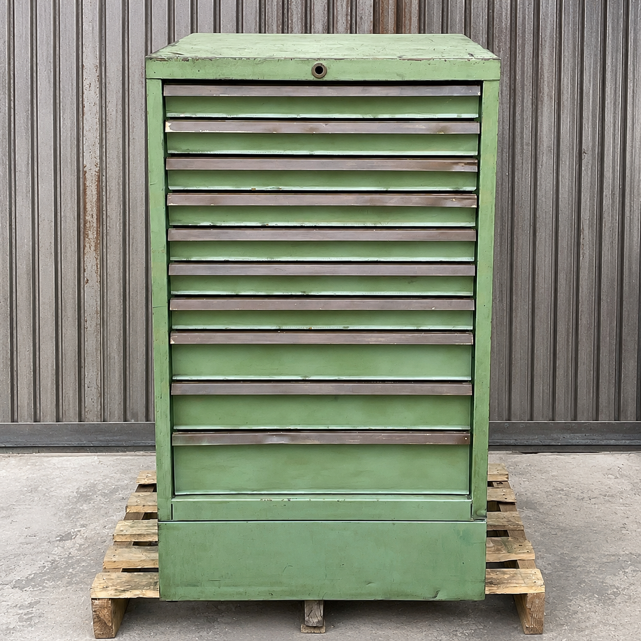 Cajonera de herramientas metálica verde con múltiples cajones para almacenaje