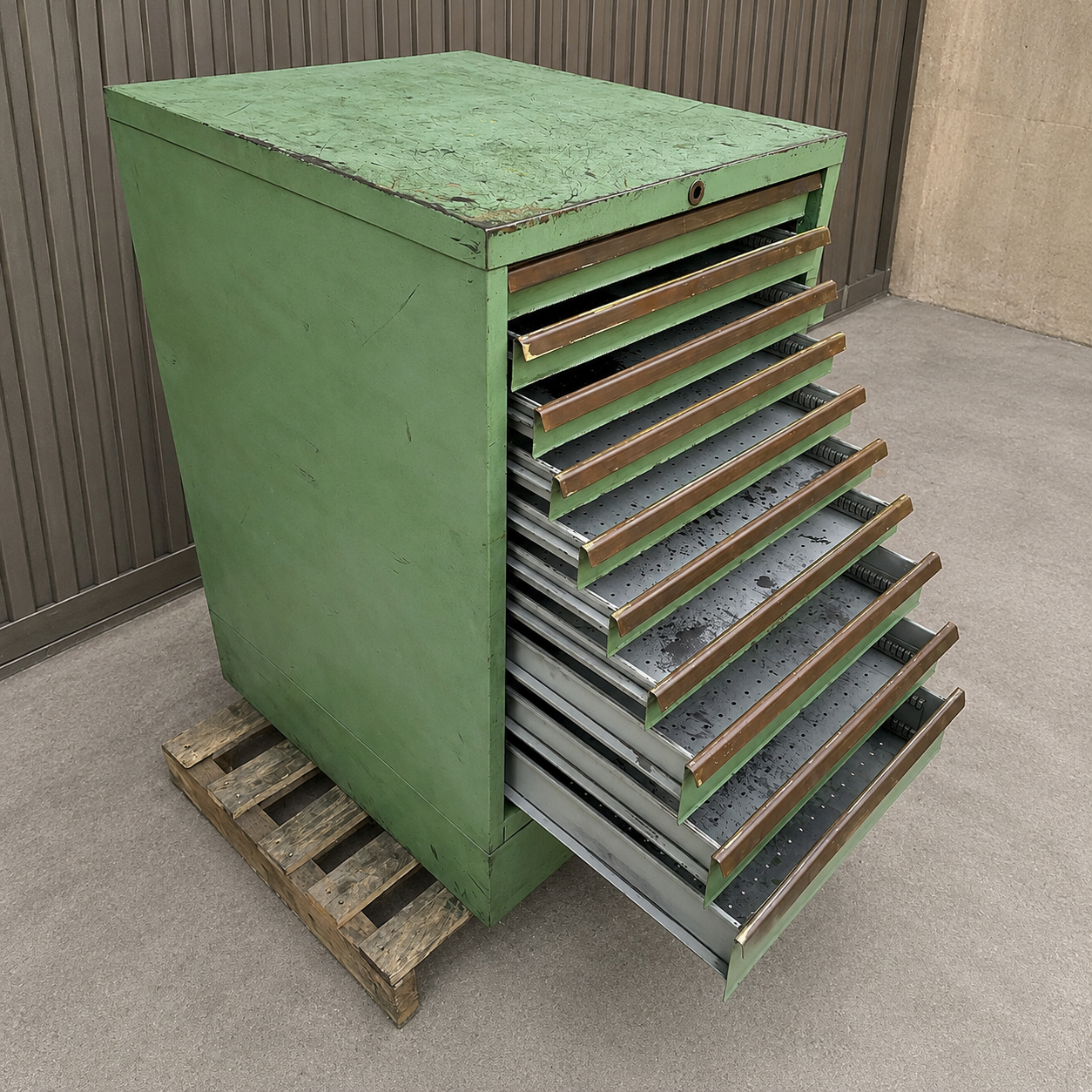 Cajonera de herramientas metálica verde con cajones de poca profundidad para almacenaje