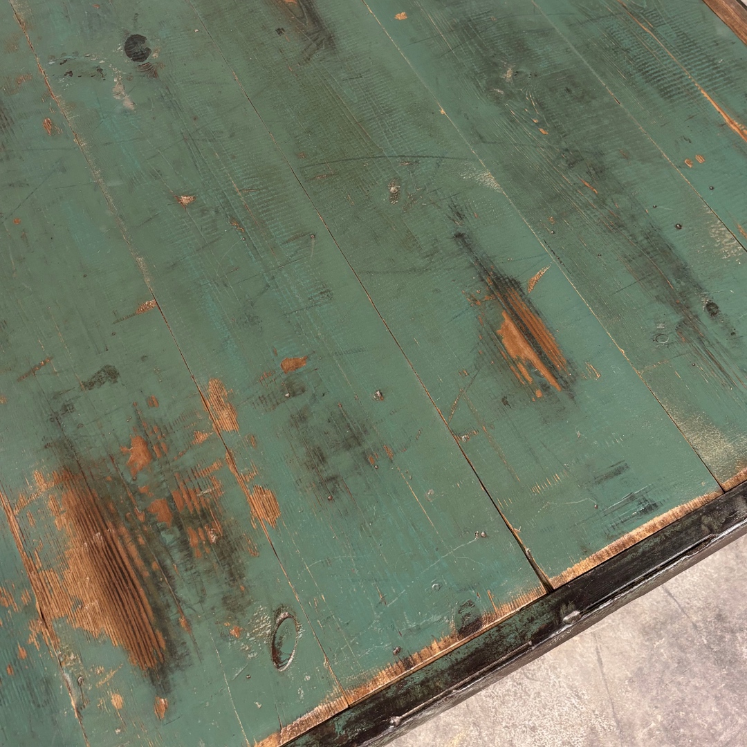 Detalle de la madera de la mesa de hierro verde de fundición