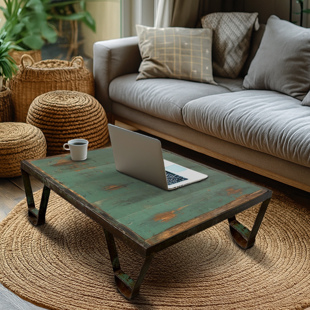 Mesa de centro de hierro y madera verde en salón contemporáneo