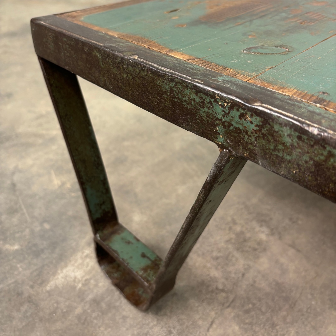 Detalle de la estructura de hierro de la mesa de centro de fundición verde