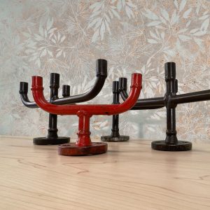 Candelabros industriales decorativos de hierro en rojo y negro