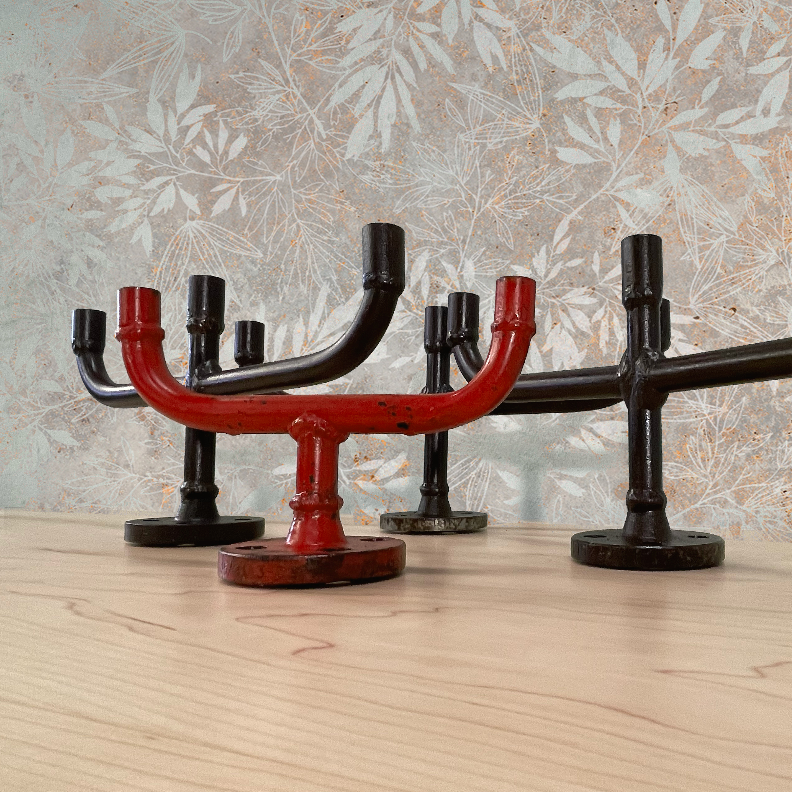 Candelabros industriales decorativos de hierro en rojo y negro