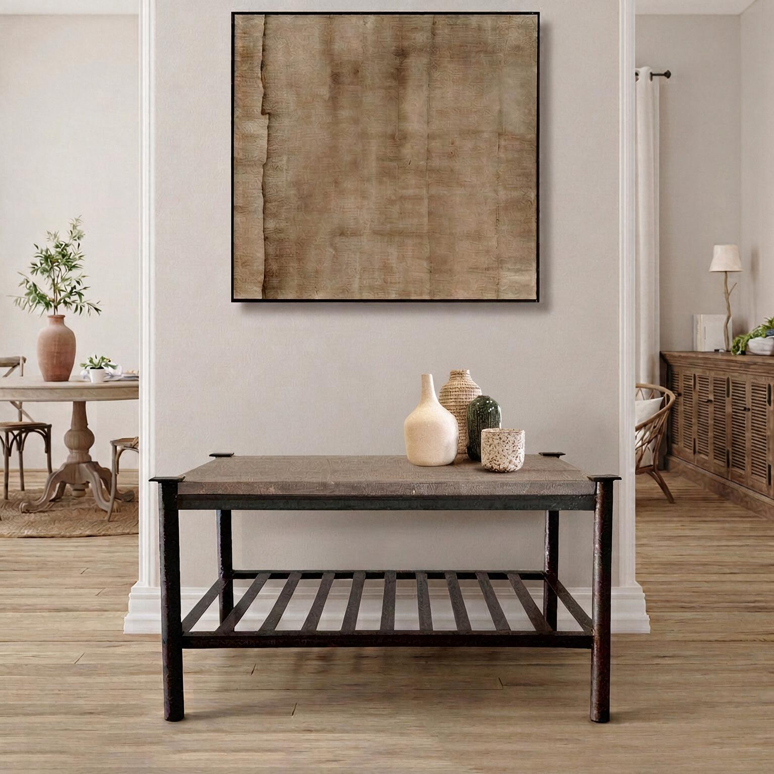 Mesa auxiliar industrial en salón con tonos neutros y fibras naturales