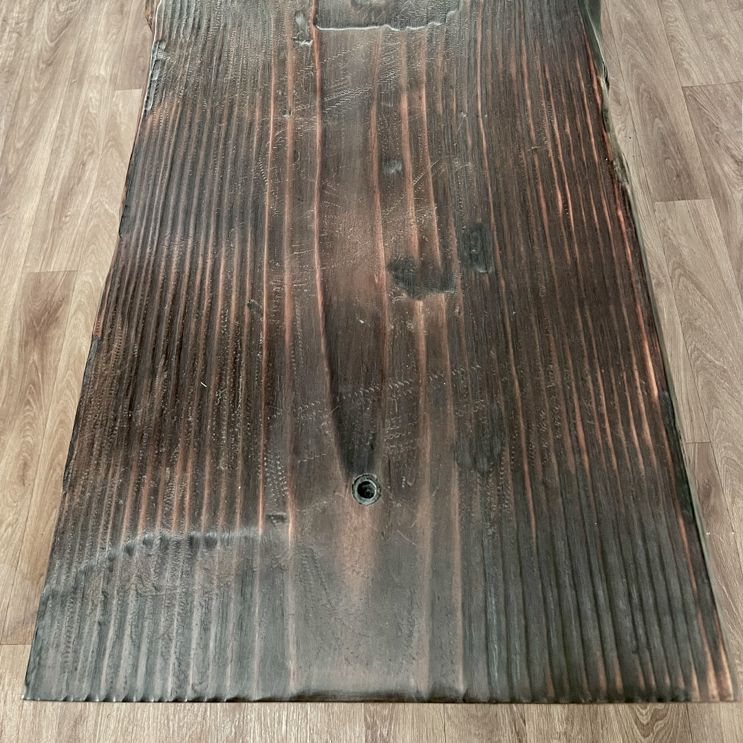 Consola de madera maciza, detalle de superficie