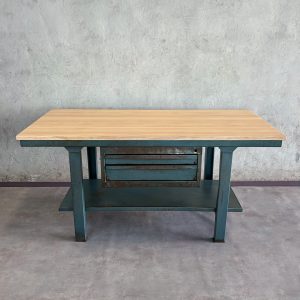 Banco de trabajo industrial azul con tablero de madera y cajones