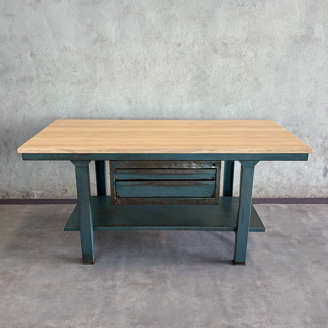 Banco de trabajo industrial azul con tablero de madera y cajones