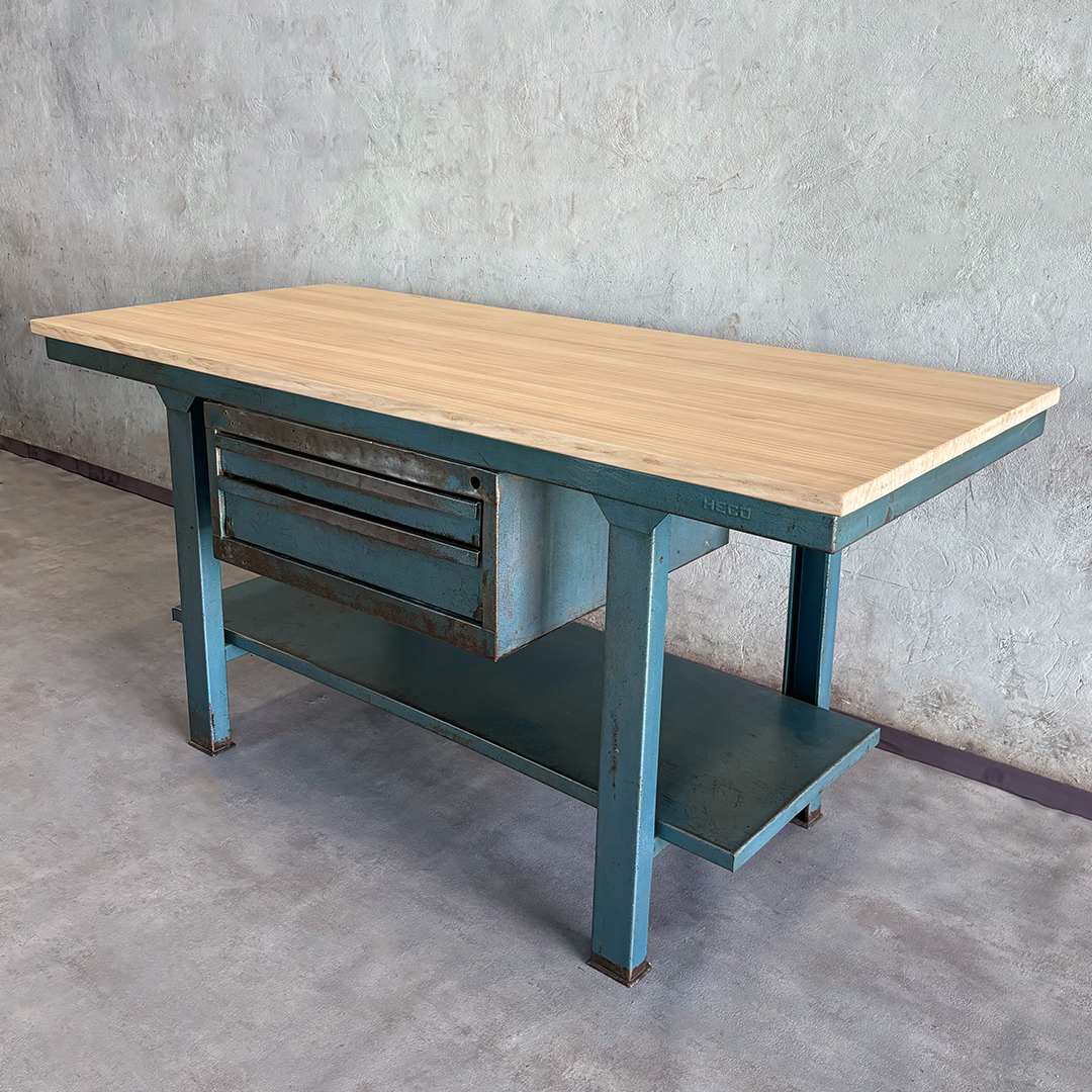 Banco de trabajo azul de metal y madera con balda inferior
