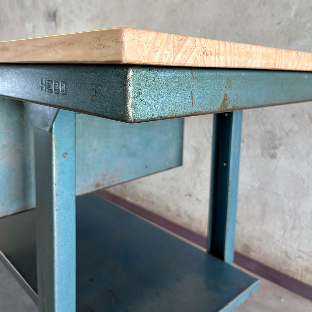 Perfil metálico azul con pátina en banco de trabajo industrial