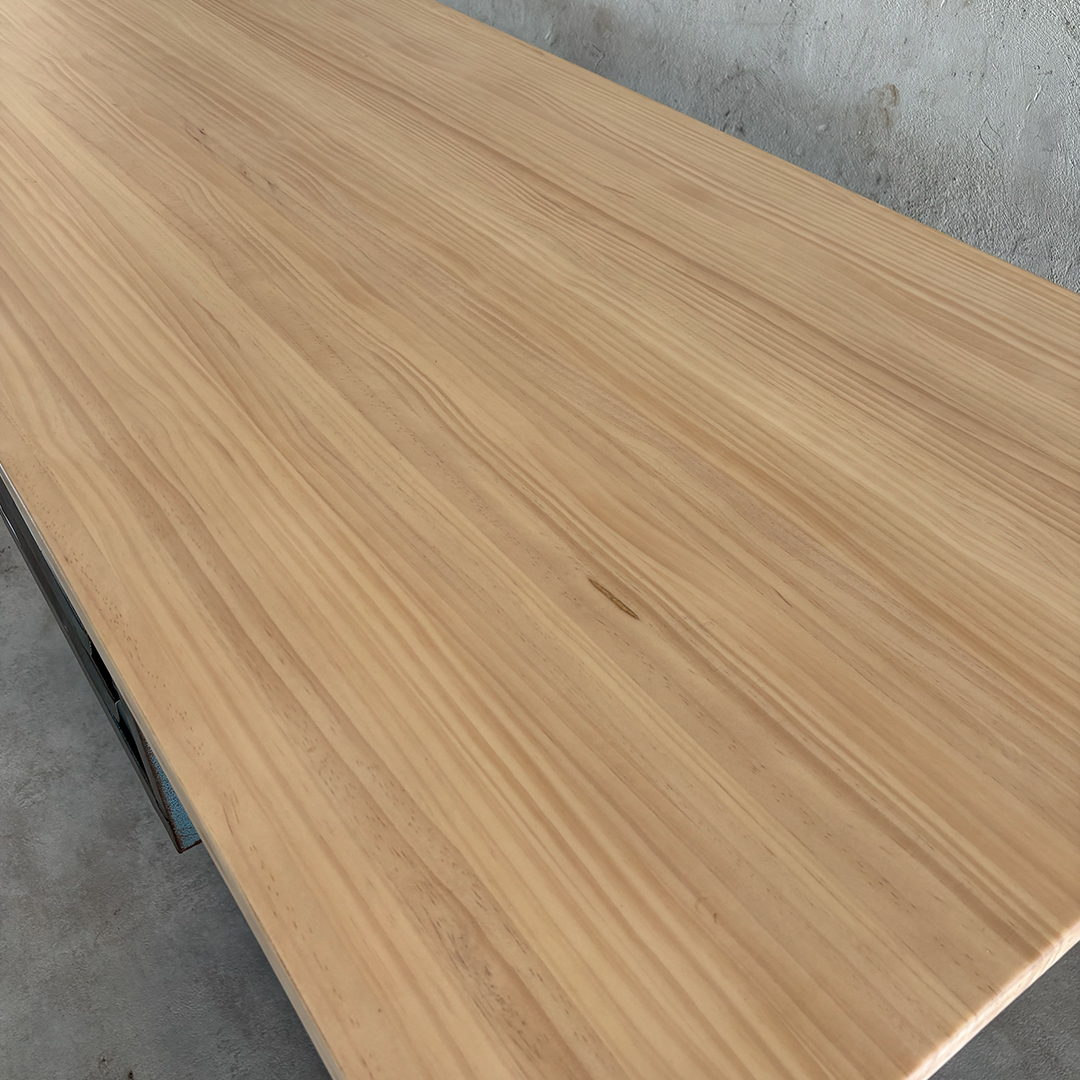 Superficie de madera del banco de trabajo industrial azul