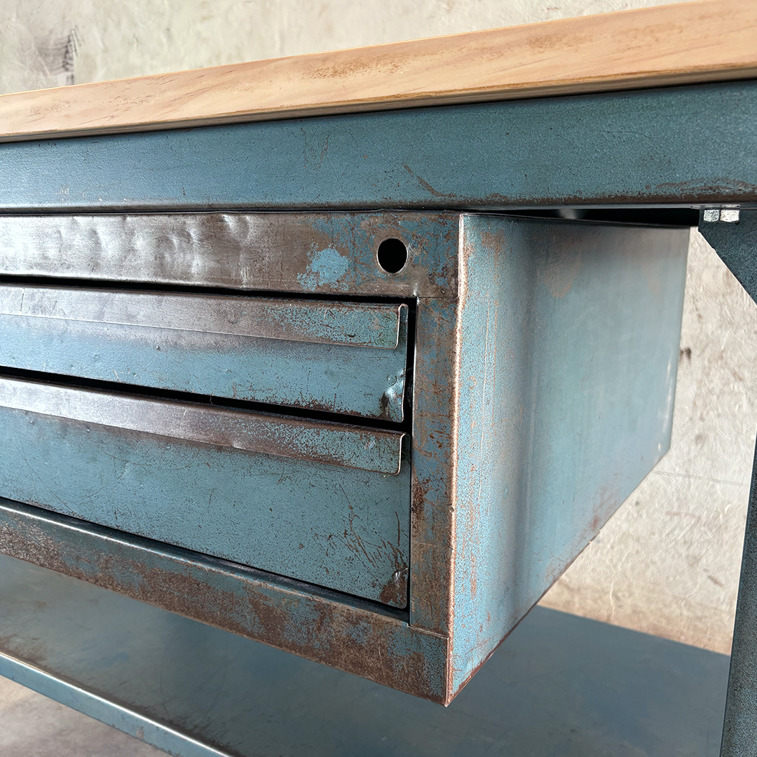 Detalle de pátina y marcas de uso en banco industrial azul