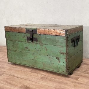 Baúl industrial de madera verde con tapa metálica en perspectiva