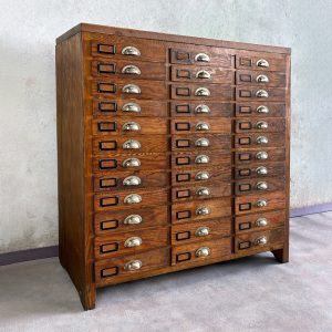 Cajonera de madera restaurada con cajones y tiradores metálicos
