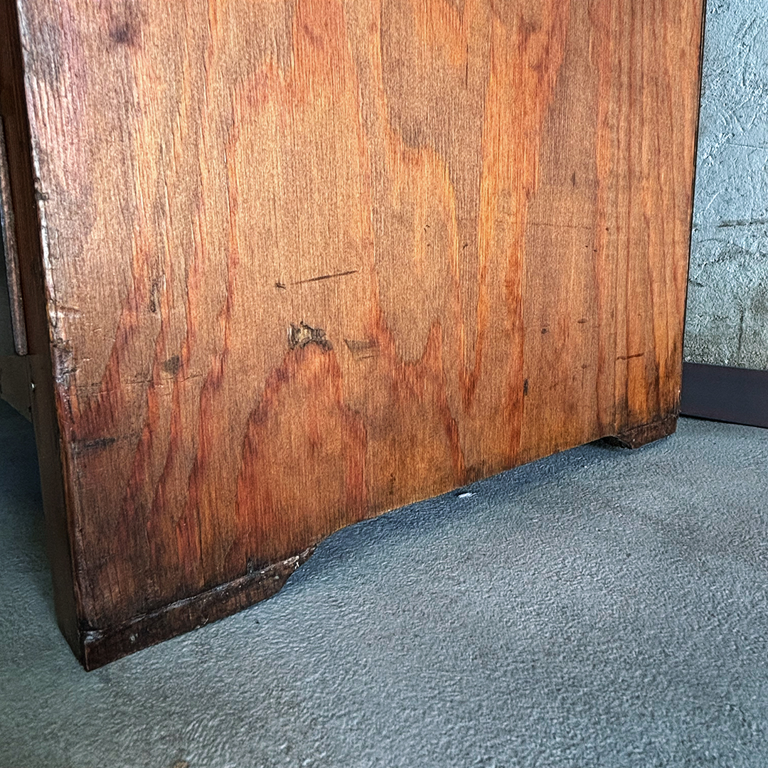 Lateral de madera con marcas de uso y pátina original