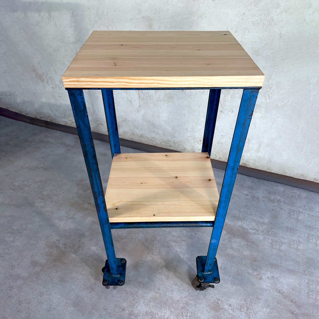 Carrito industrial de cocina alto azul con dos baldas de madera y ruedas originales