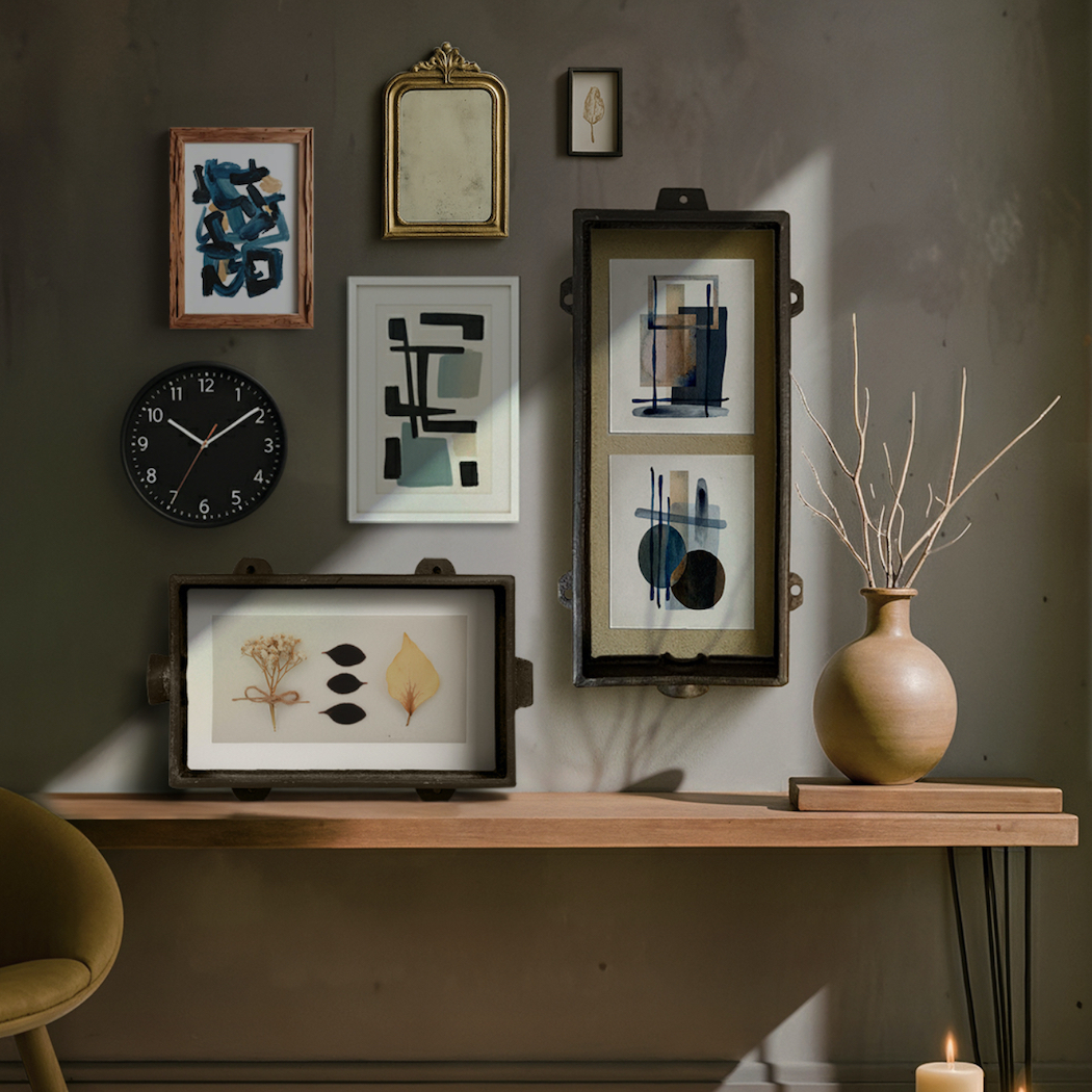 Decoración de pared con marcos de fotos de hierro mezclando texturas y materiales