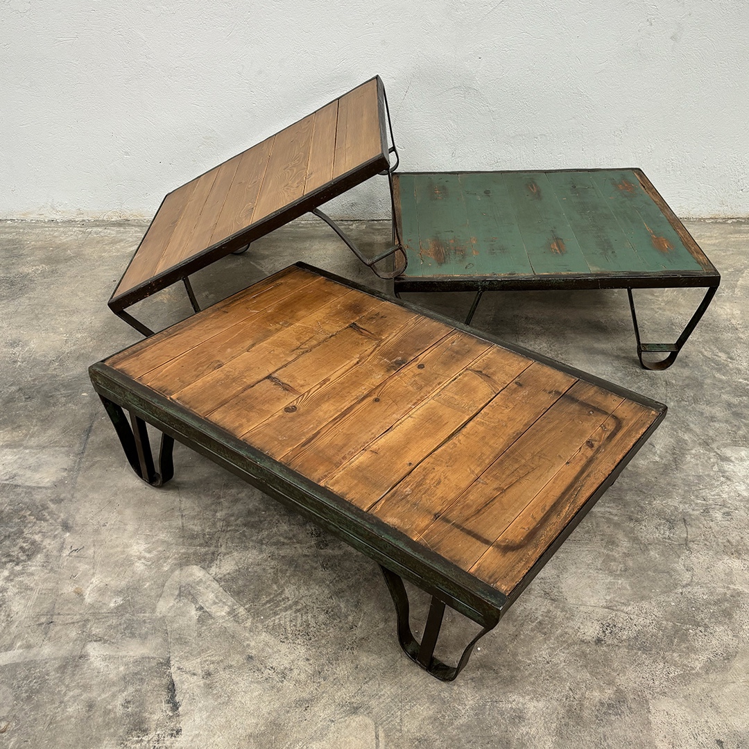 Trío de mesas de centro industrial vintage, estructura de hierro verde y madera