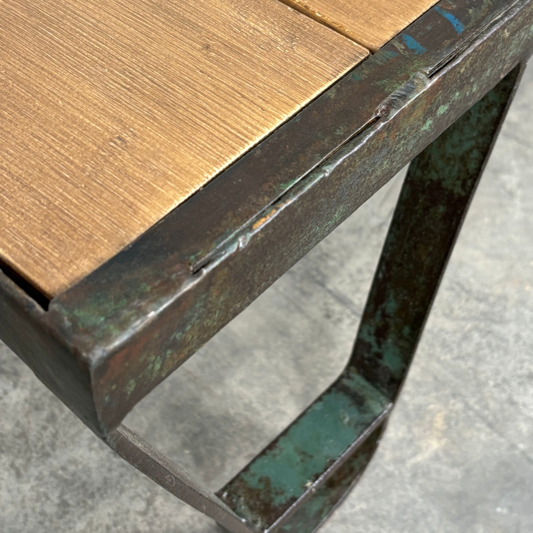 Mesa de centro de hierro y madera, pátina y desgaste real en estructura