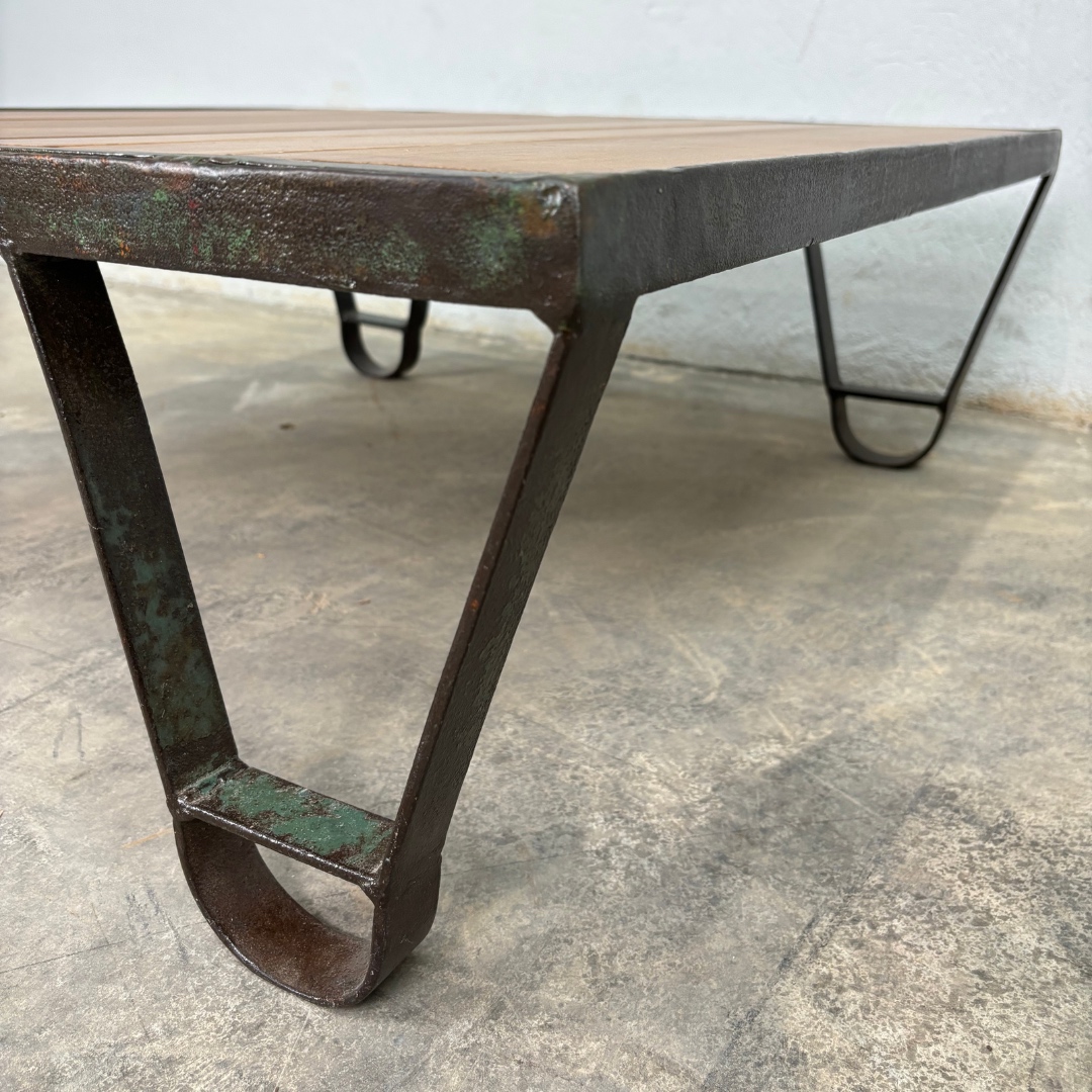 Pátina verde en la mesa de centro de fundición cuadrada