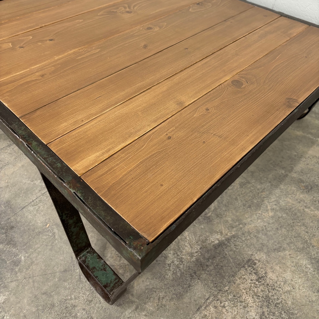 Detalle la madera de la mesa de centro de fundición cuadrada