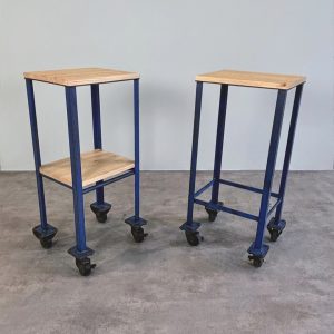 Pareja de carritos industriales con ruedas y baldas de madera