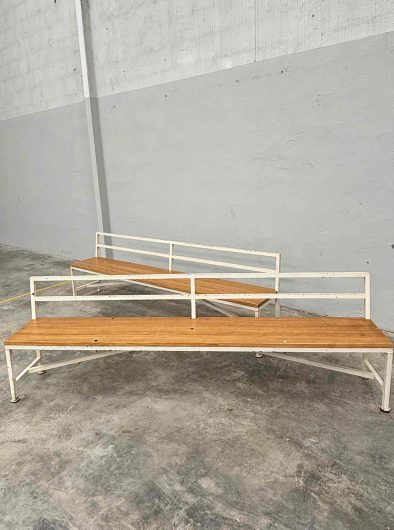 Pareja de bancos industriales vintage de hierro blanco y madera recuperados en el taller