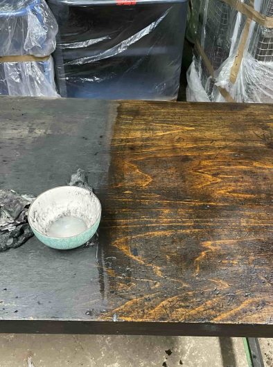Tablero de madera a medio limpiar