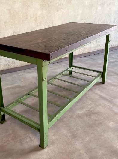 Banco industrial con canto de hierro y madera acabado