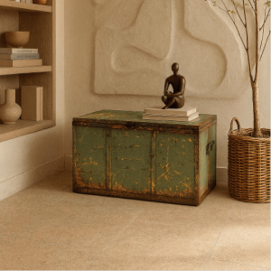 Baúl de hierro vintage verde y amarillo como mesa auxiliar decorativa