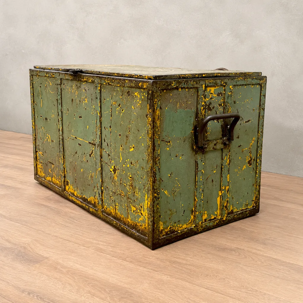Baúl de hierro vintage verde y amarillo como mesa auxiliar decorativa