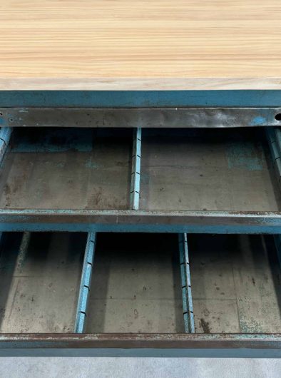 Cajones metálicos azules abiertos con marcas de uso