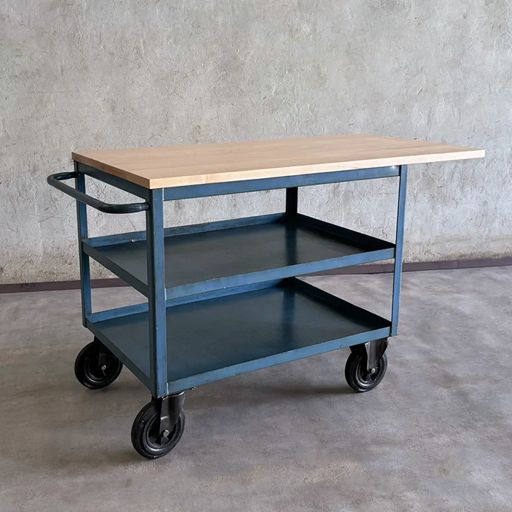 Carro industrial azul con encimera de madera en cocina contemporánea