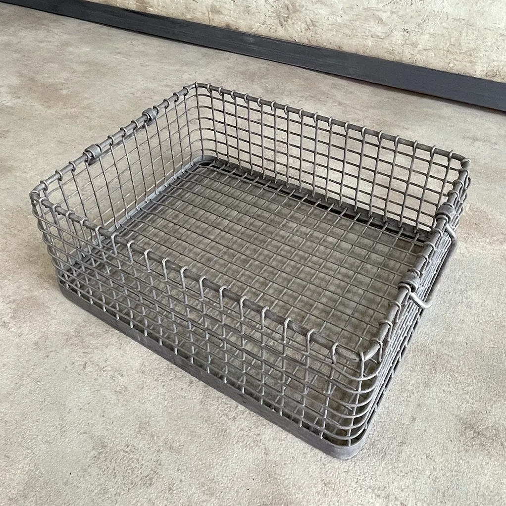 Cesta de hierro industrial usada como almacenaje para cocina