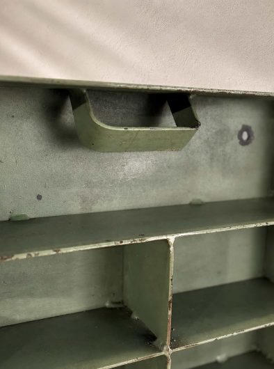 Detalle de una pieza de hierro con marcas de uso