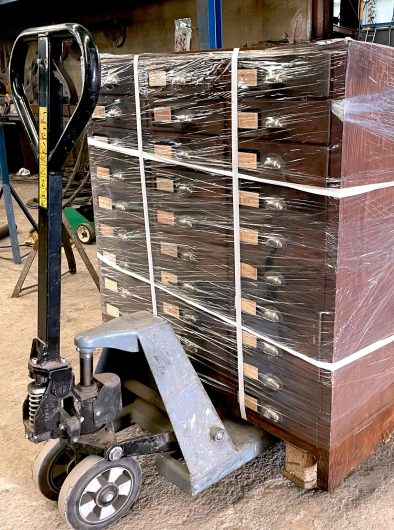 Cajoneras industriales de madera preparadas para su transporte