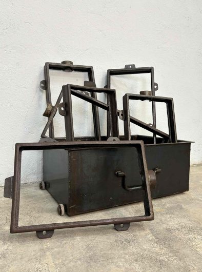 Moldes de hierro restaurados procedentes de una fundición