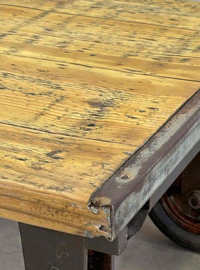 Detalle de mesa de centro industrial con ruedas