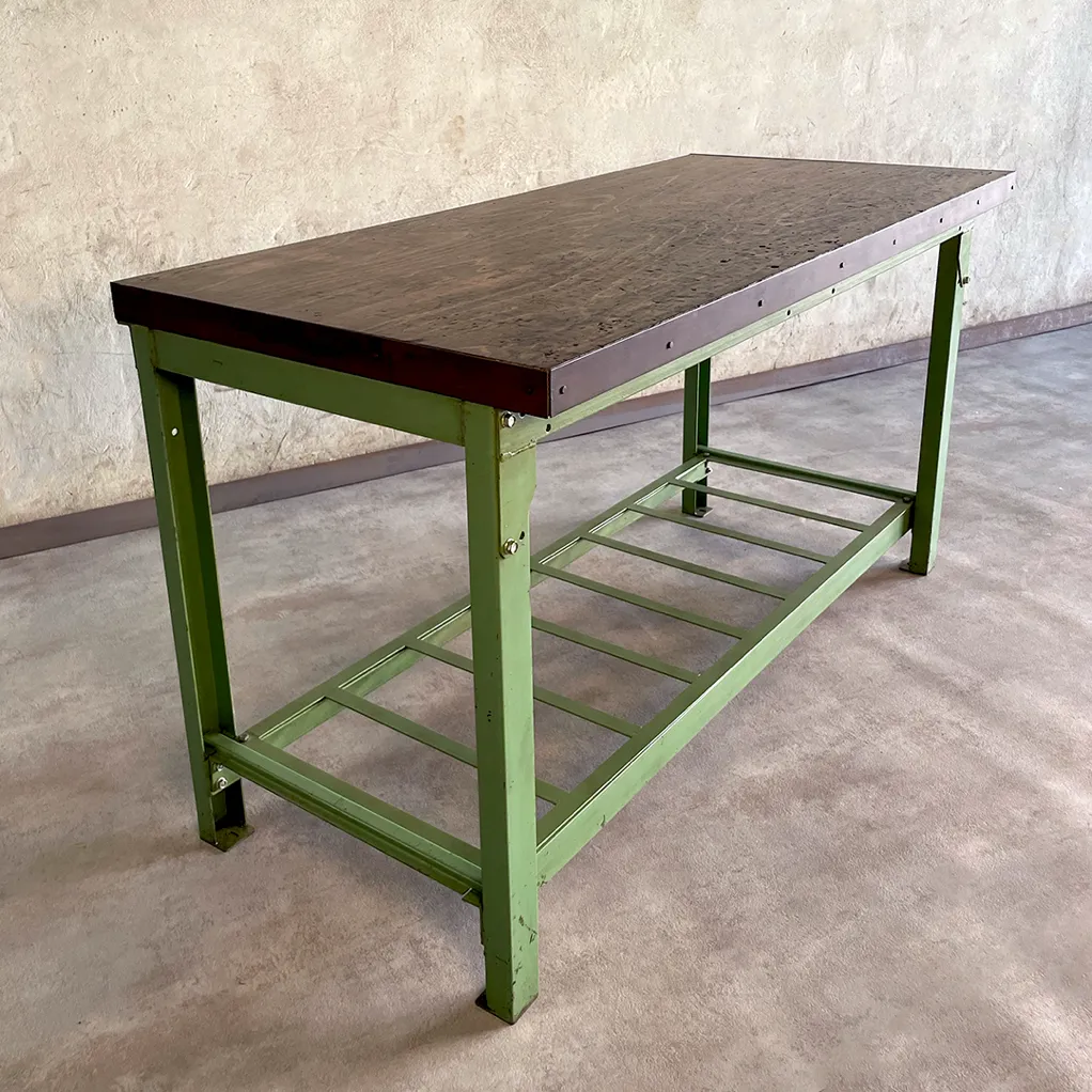 Mesa de trabajo industrial verde como mueble expositor en tienda