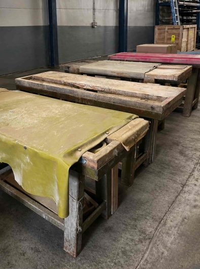 Lote de mobiliario industrial recién adquirido antes de comenzar su restauración