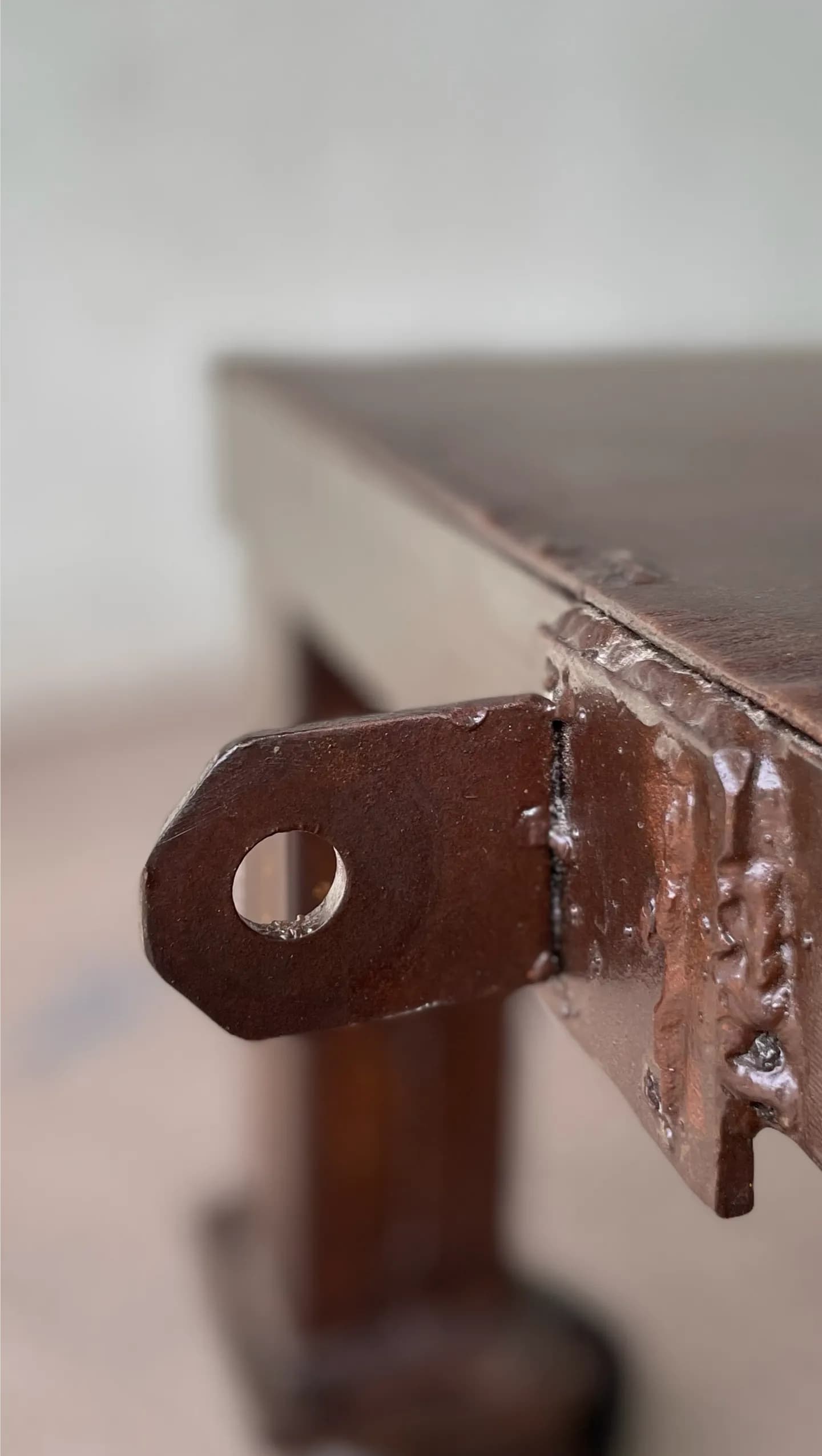 Detalle de pieza metálica restaurada y tratada