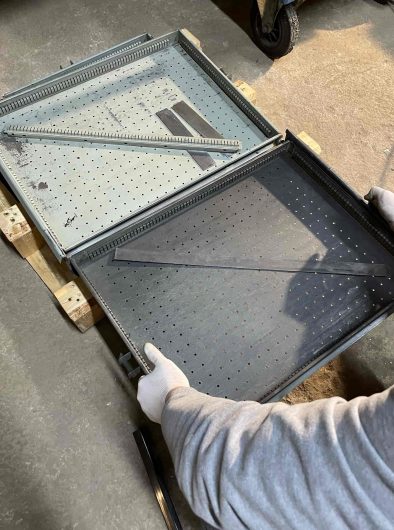 Proceso de limpieza de cajones metálicos en el taller