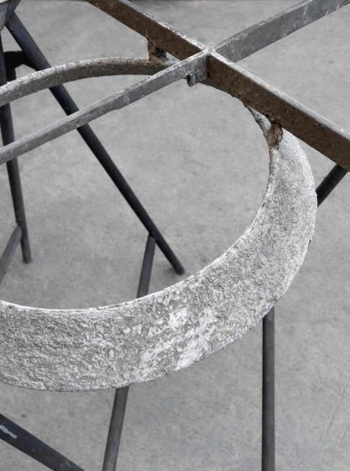 Proceso de restauración de una estructura circular de hierro en el taller