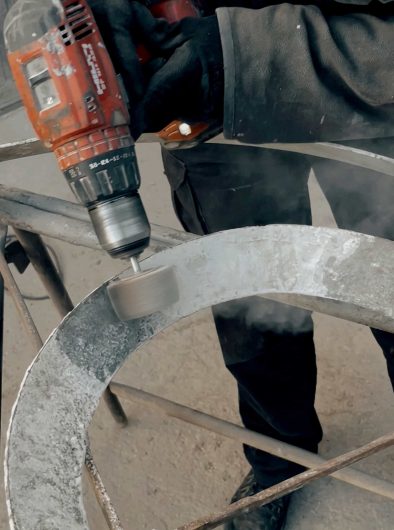 Trabajo de restauración sobre una estructura de hierro