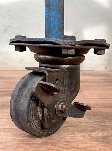 Detalle de rueda de hierro industrial de un carrito auxiliar
