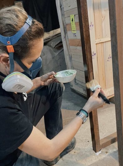 Tratamiento del óxido durante la restauración de una estructura metálica industrial